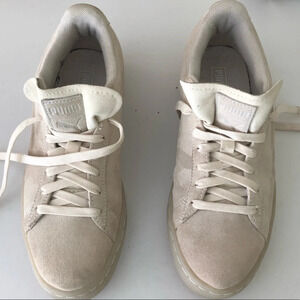Puma Suede sneakers shoes. White color.  Size 7c.